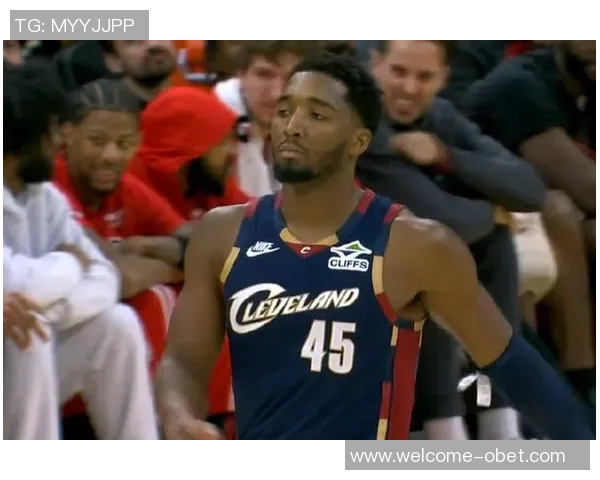 米切尔赛季结束后遭受重创提前与队友开始新赛季训练 米切尔赛季结束后遭受重创提前与队友开始新赛季训练